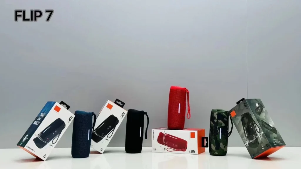 اسپیکر بلوتوثی JBL Flip 7 با طراحی مدرن و جذاب خود، نه تنها به عنوان یک دستگاه صوتی بلکه به عنوان یک عنصر دکوری نیز می‌تواند مورد استفاده قرار گیرد. این اسپیکر دارای بدنه‌ای مقاوم و ضد آب است که آن را برای استفاده در محیط‌های مختلف، از جمله در کنار استخر یا در سفر، مناسب می‌سازد. کیفیت ساخت این اسپیکر به گونه‌ای است که می‌تواند در برابر ضربه و آسیب‌های محیطی مقاومت کند.