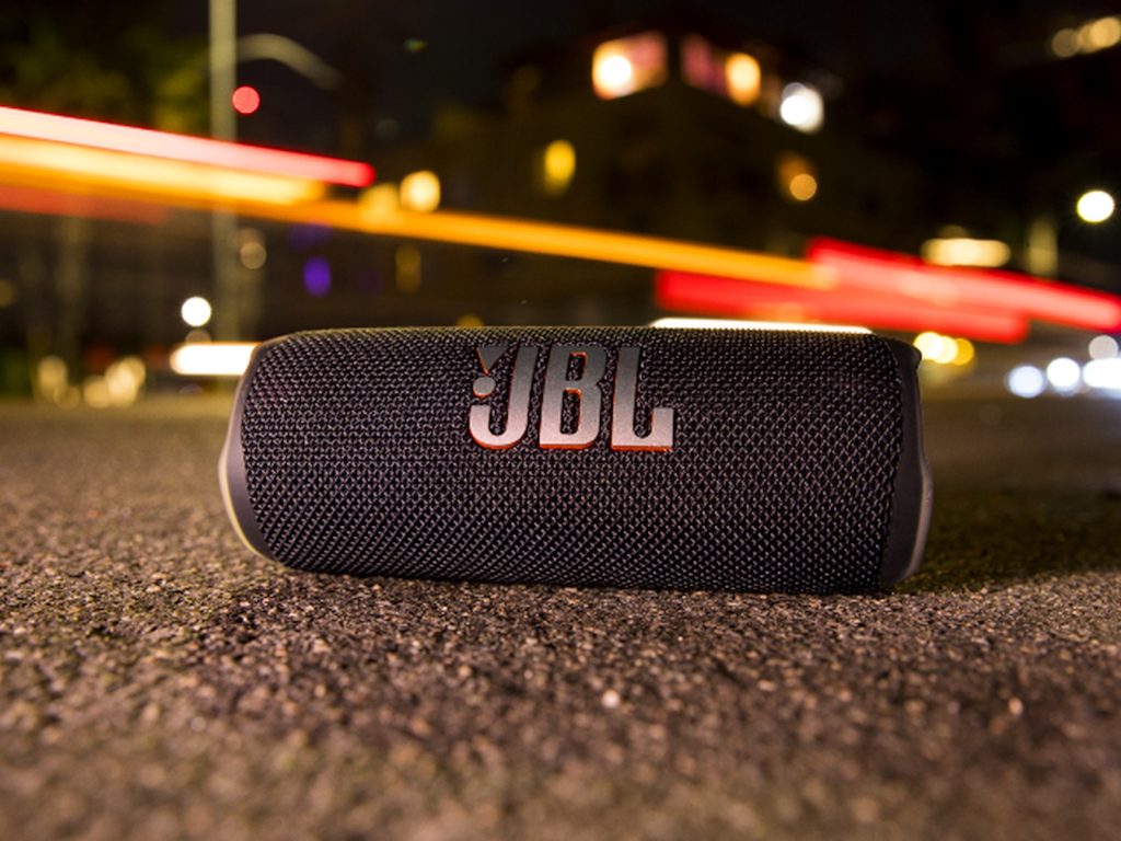 اسپیکر بلوتوثی JBL Flip 7 با طراحی مدرن و جذاب خود، نه تنها به عنوان یک دستگاه صوتی بلکه به عنوان یک عنصر دکوری نیز می‌تواند مورد استفاده قرار گیرد. این اسپیکر دارای بدنه‌ای مقاوم و ضد آب است که آن را برای استفاده در محیط‌های مختلف، از جمله در کنار استخر یا در سفر، مناسب می‌سازد. کیفیت ساخت این اسپیکر به گونه‌ای است که می‌تواند در برابر ضربه و آسیب‌های محیطی مقاومت کند.